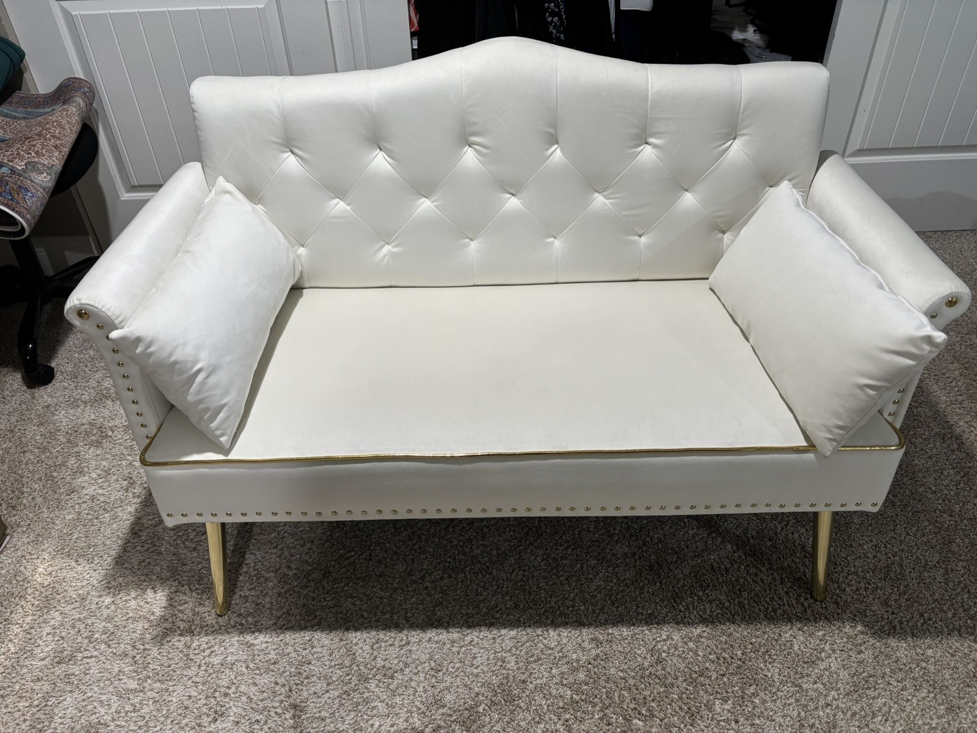 White Tufted Loveseat with Gold Trim – Excellent Condition