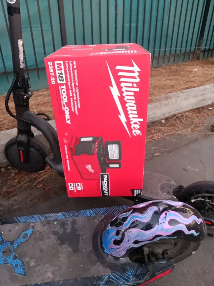 Milwaukee Pack Out M18 Light/Charger Tool Only