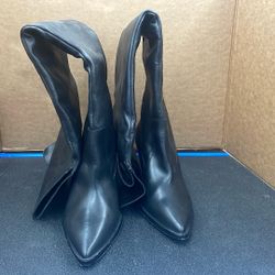 Women’s Black Boots. Item No  553 ( Shopgoodwill)