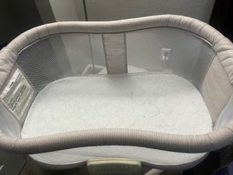 HALO Button Controlled Bassinet