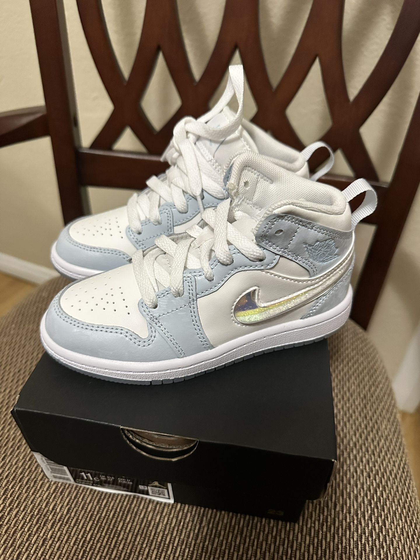 Jordan 1 Mid SE Blue Ice Blue Size 11 Little Kids