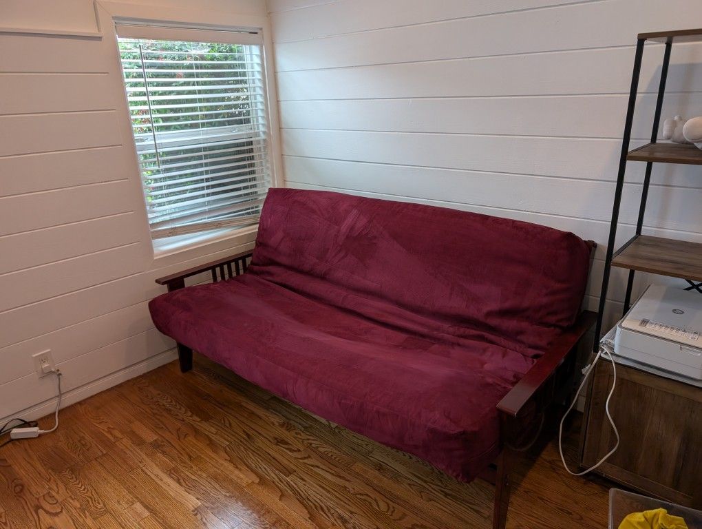 Futon: Full Size Bed Lightly Used