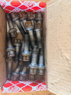 Mercedes Benz factory Lug bolt stud M14x1.5 R14. total length 69mm