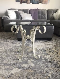 Pretty accent/end table