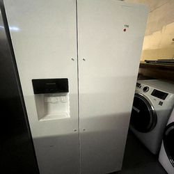 FRIGIDAIRE 36” SIDE BY SIDE REFRIGERATOR WHITE NO HANDLES $600