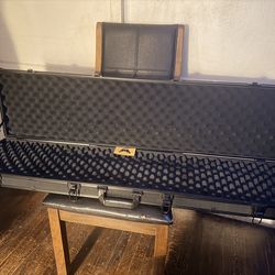 Gun case with lock and (2 keys) all black