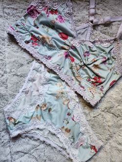 WOMANS FLORAL LINGERIE SET BY TORRID