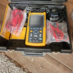 Hardly Used 123 Fluke Scope And Accessories.  Excellent Condition. 