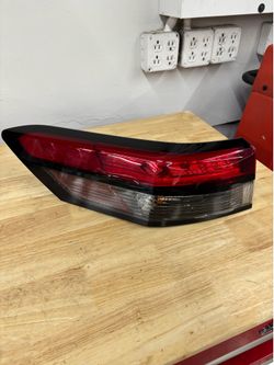 Nissan pathfinder left tail light 2022-2024