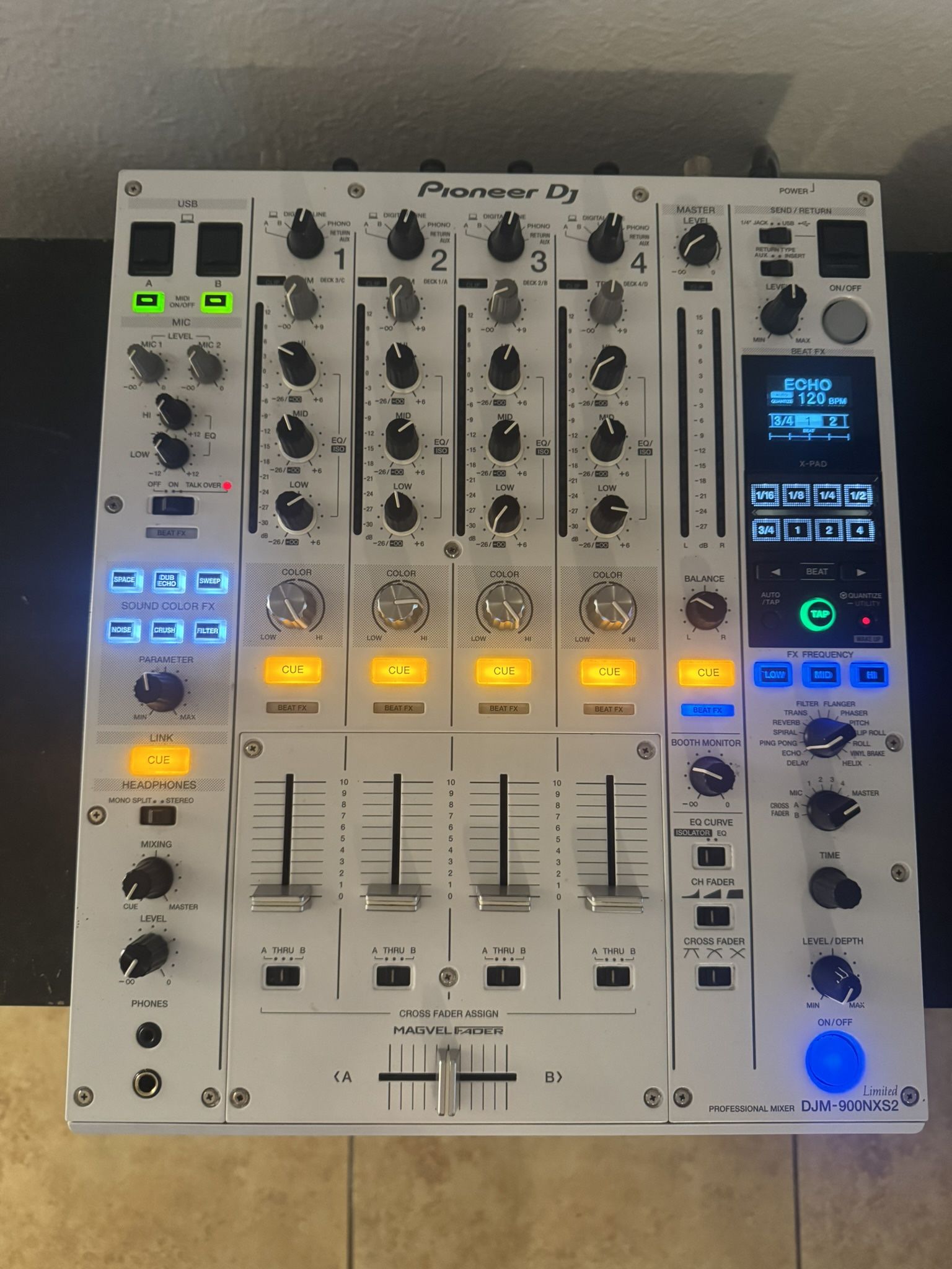 Pioneer DJM-900NXS2 (White Limited Edition) – Like New!