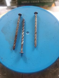 Fas-n-tite 2 1/2 Twist Nails  about 24 Pounds  . Some Have A Little Surface Rust On Them  . I Think New At Over  Five Dollars Plus Per Pound 