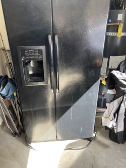 GE 25.3 cu. ft. Side by Side Refrigerator in Black