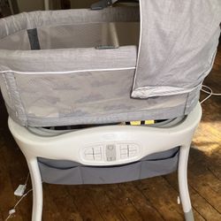 ✨ Graco Self-Rocking Smart Bassinet – Like New! ✨