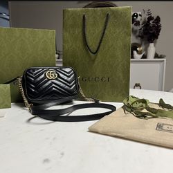 Guccis Marmont Matelasse Mini Crossbody Bago