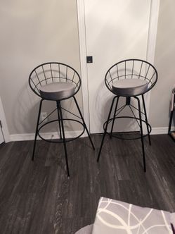 Set 2 barstools for your butt