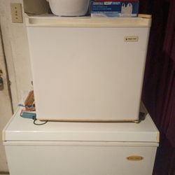 Magic Chef Refrigerator With Freezer Compartment For Ice Works Really Good 