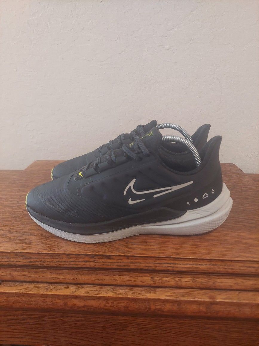 Nike Air Winflow 09 Shield Athletic Running Shoes
Women's Size 9.5