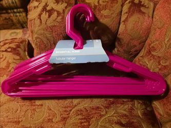 New Essentials Plastic Hangers