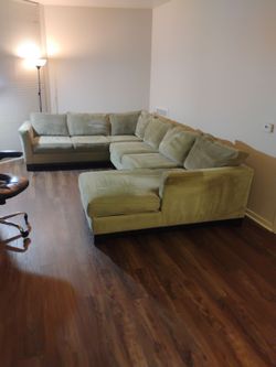SECTIONAL BEIGE. ( EXCELLENT CONDITION)