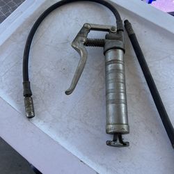 manual pistol grip grease gun used for lubricating machinery fittings