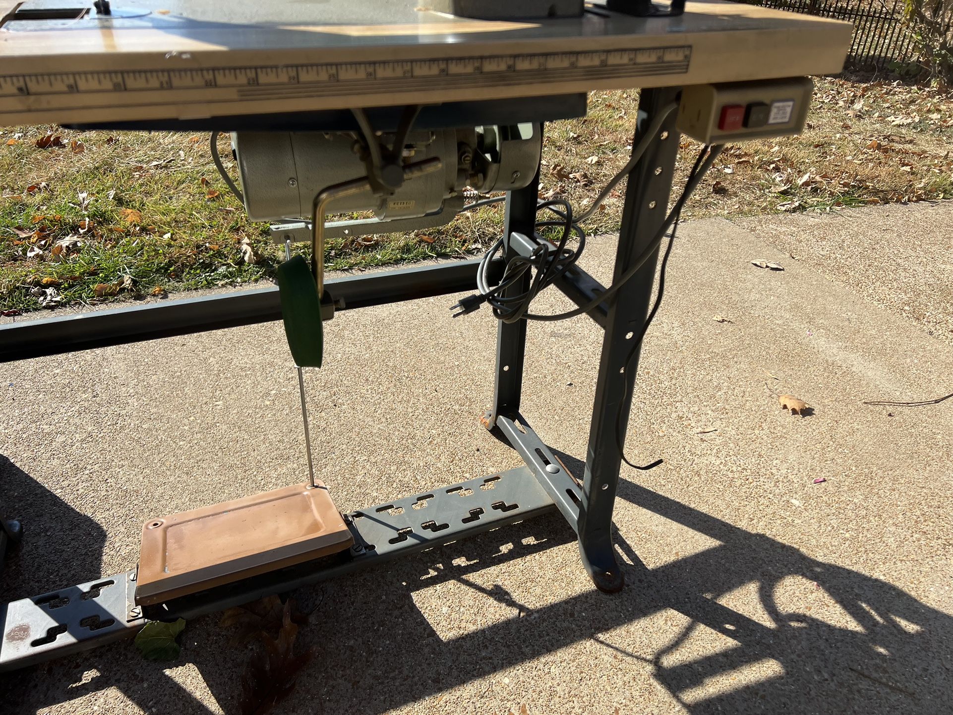 Industrial Tacsew sewing machine T 622R with motor & table for Sale in