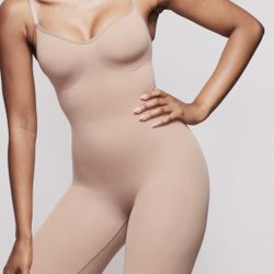 SKIMS SCULPTING BODYSUIT MID THIGH NWOT