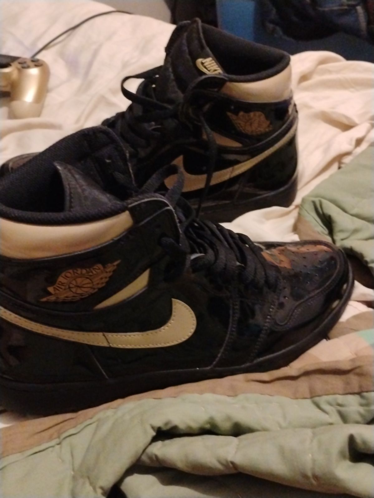 Black and gold 1s