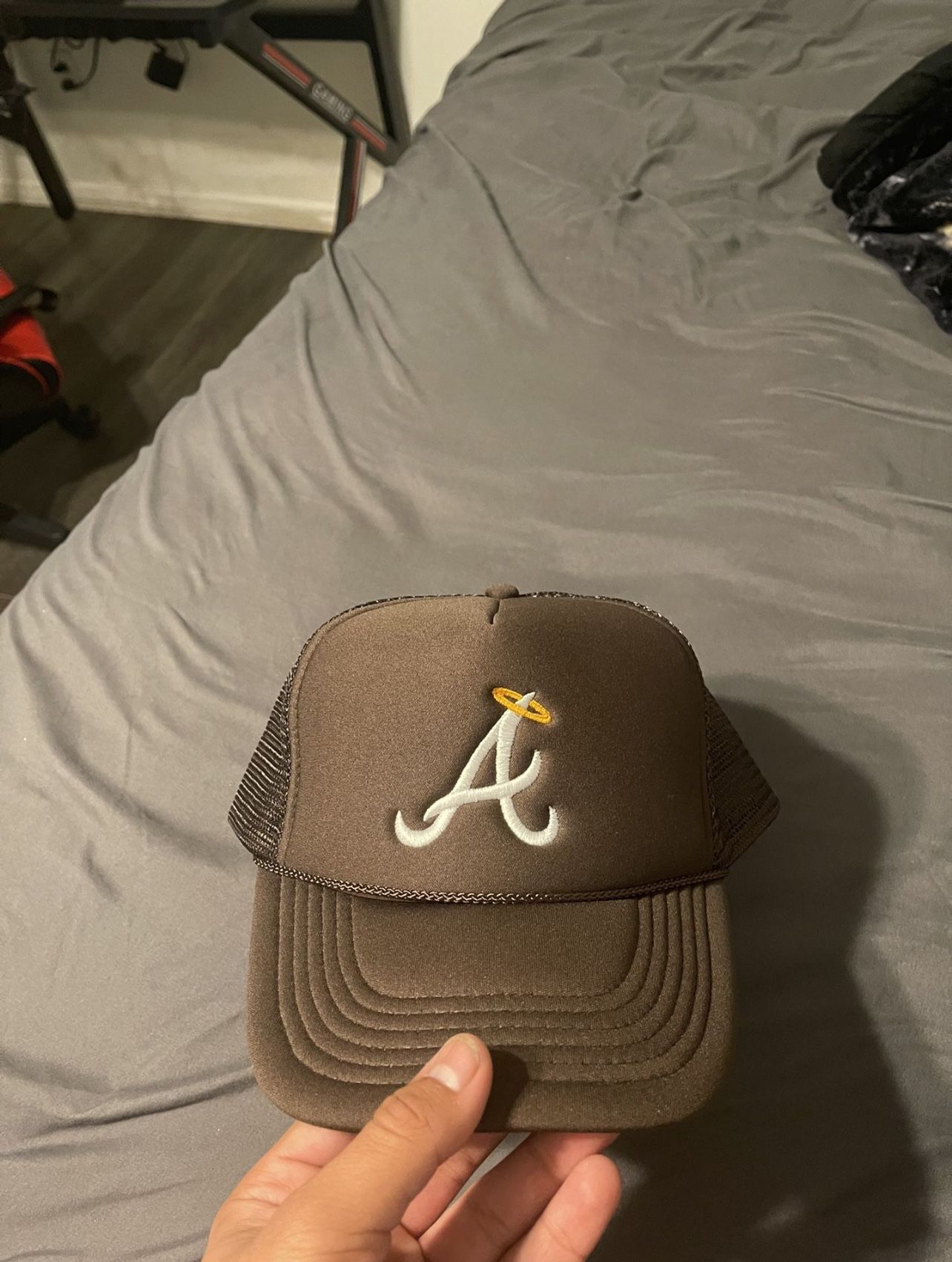 new brown atlanta braves trucker hat for Sale in Victorville, CA
