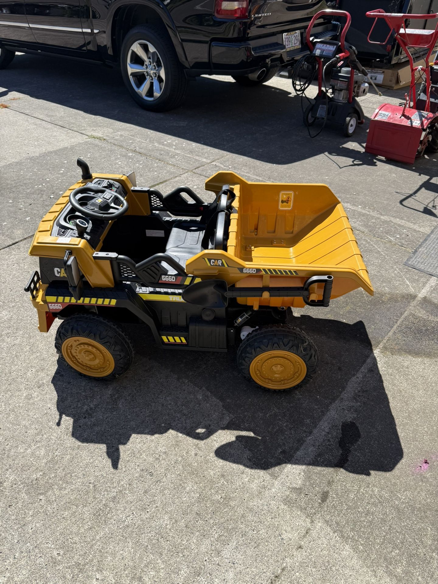 Electric dump truck