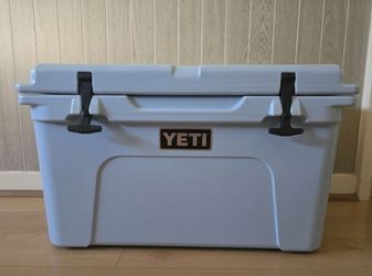Yeti Tundra 45 Cooler Light Blue with Basket