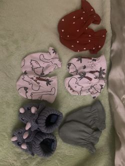 Newborn Mittens And Dinosaur Slippers 
