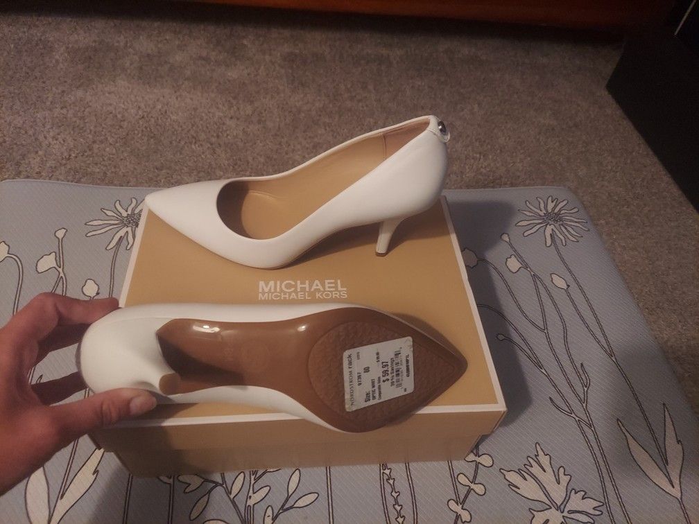 MK Size W8 White Pump (NEW)