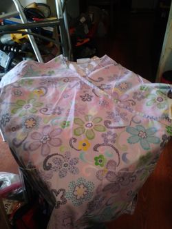 SB SCRUBS SCRUB SHIRT SIZE. S IT HAS 2 POCKETS