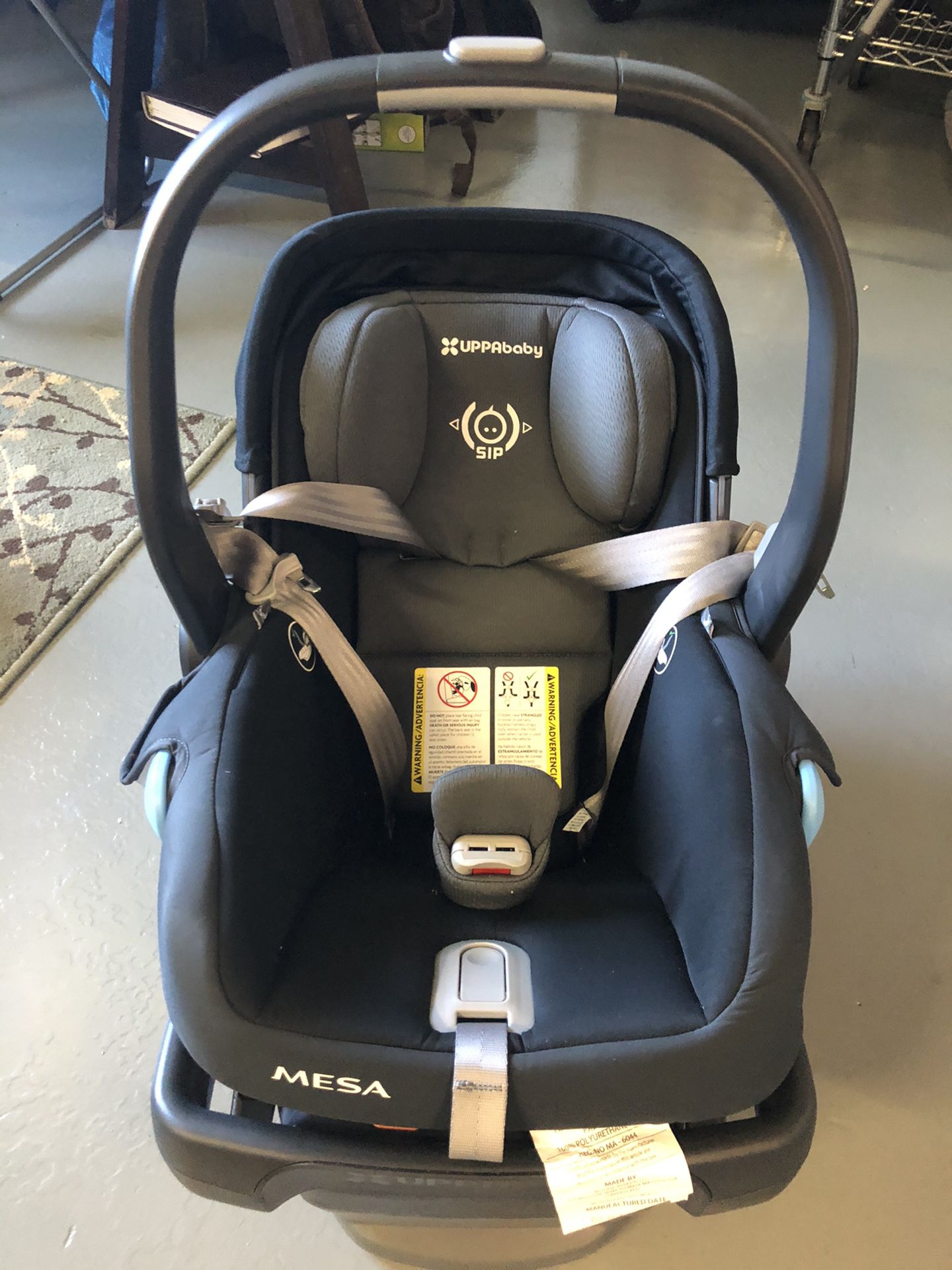 UPPAbaby Mesa infant car seat - with base really great condition - NEW