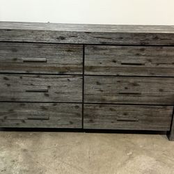Solid Wood 6- Drawer Large Dresser !!! 
