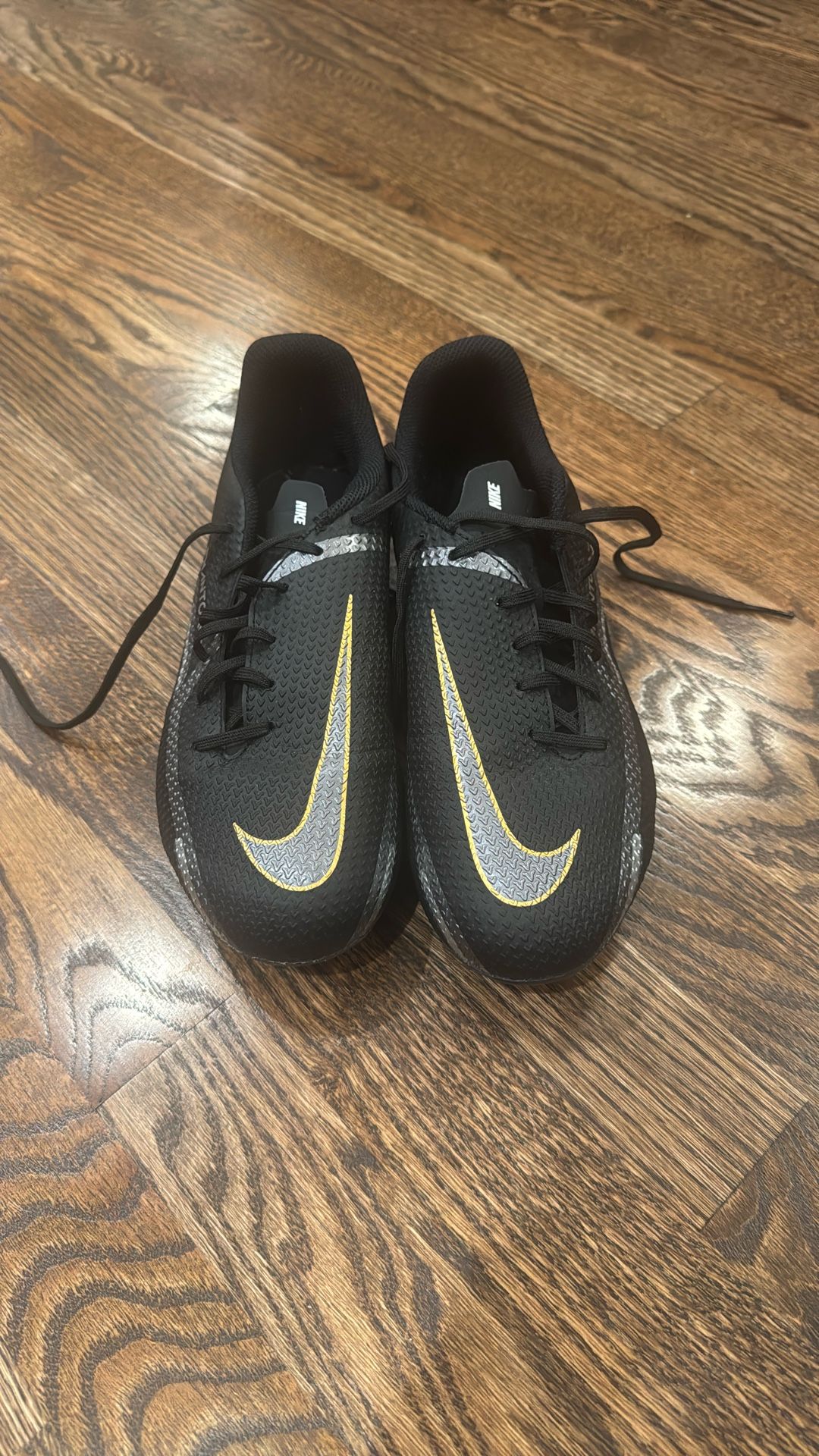 Nike Phantom Youth Soccer Cleats Size US 6Y