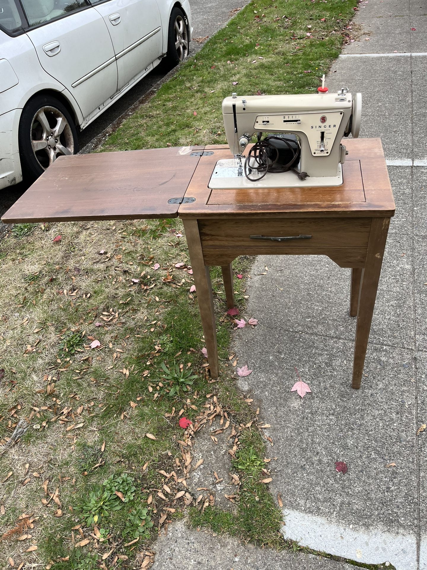 Singer 237 Sewing Machine On Tuck-away Sewing Table