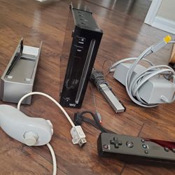Nintendo Wii (With CONTROLLER AND NUNCHUCK)