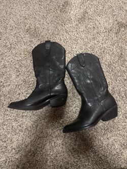 Women’s cowboy boots size 6