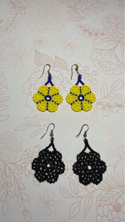 Chaquira earrings aretes yellow / blue and black