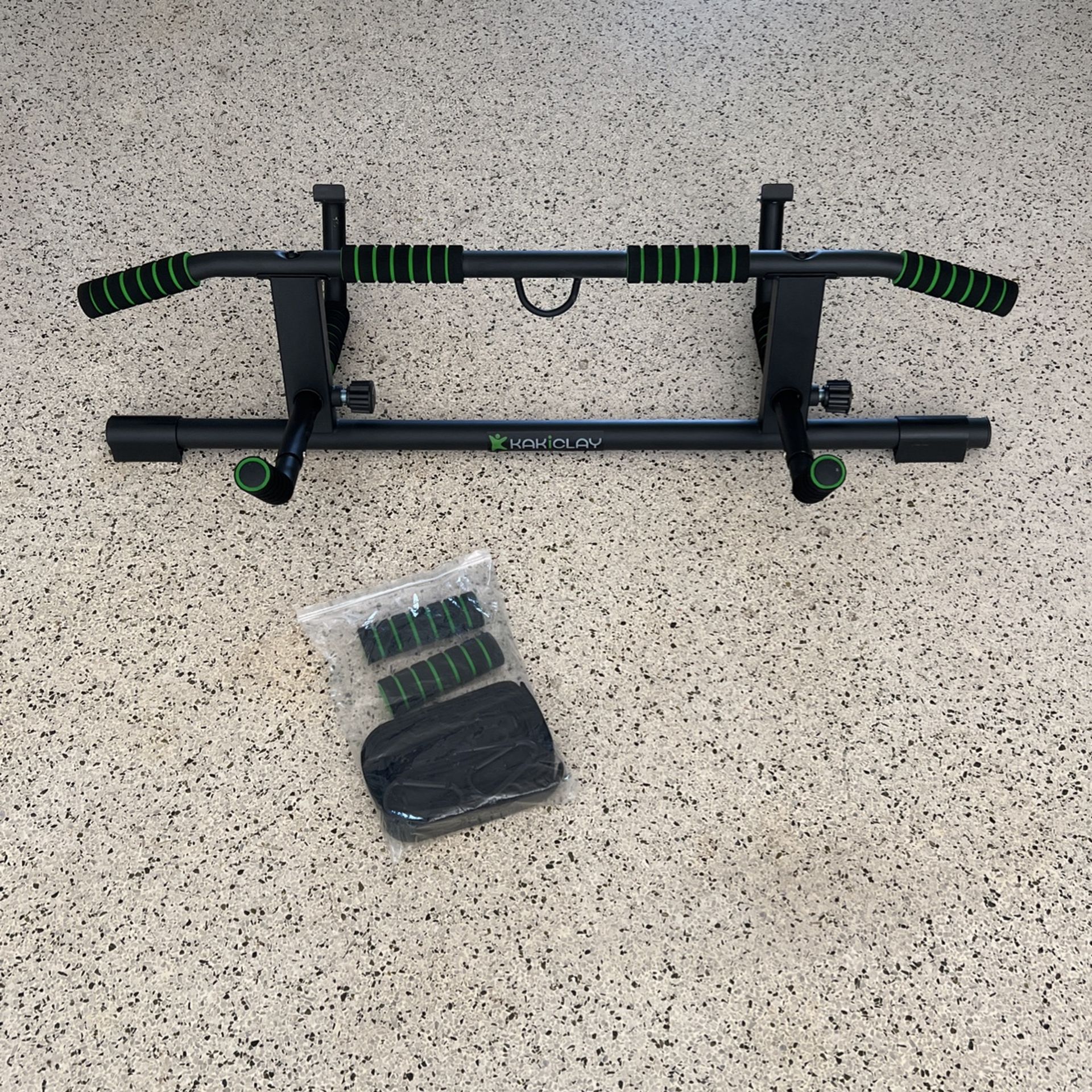Pull Up Bar - Kakiclay