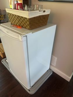 Small Refigerator (4 cu. Ft)