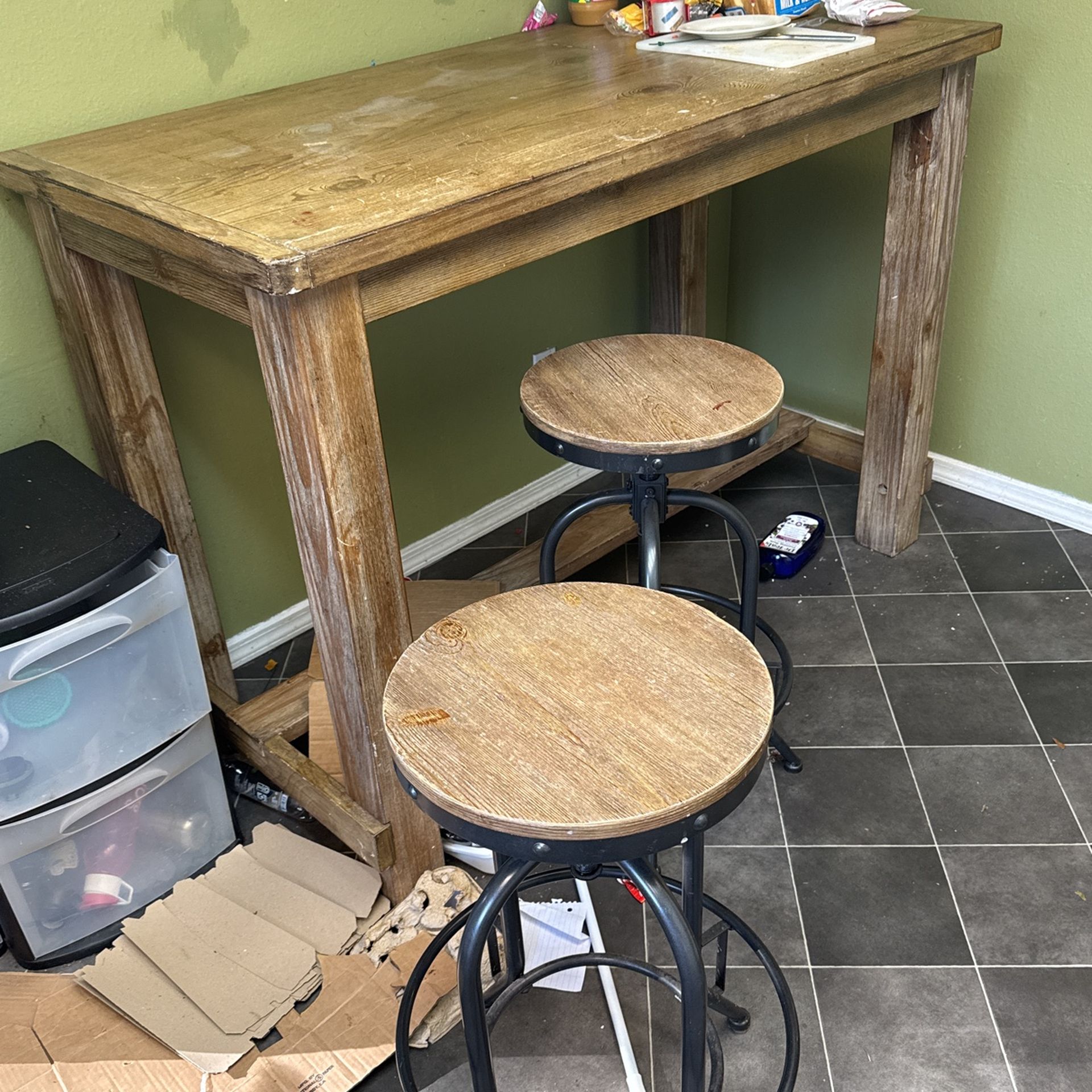 Dining room bar Table. Solid Wood. 4 Matching Bar Stools