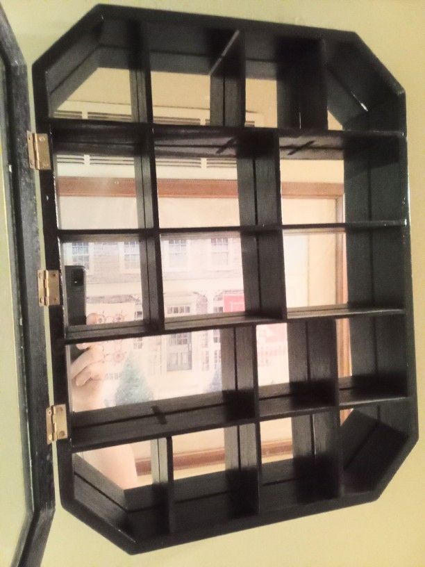 VINTAGE DECORATIVE WALL DISPLAY CASE
