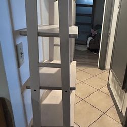 Repisa Semi Nueva Color Madera Mide 5 Feet De Alto 