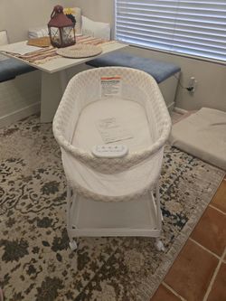 Delta Children Bassinet With Music and Vibration- Like New