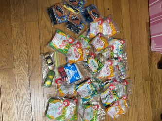 (32) McDonalds/ Hot Wheels in package