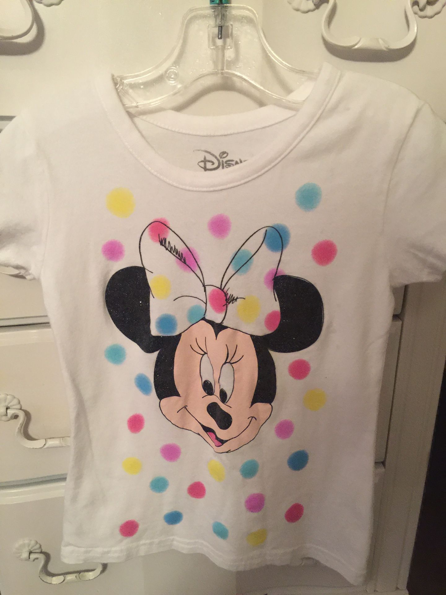 Cute Mini Mouse white cotton shirt with .Mini on front with polka dots🐝🌸 size 5 💕🌸clean nice I ship check my 🌻🌺other kids clothes