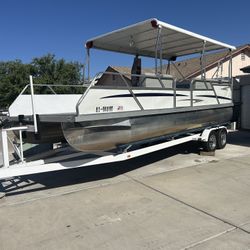 Pontoon boat