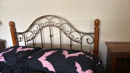 Queen sized bed and two matching nightstands